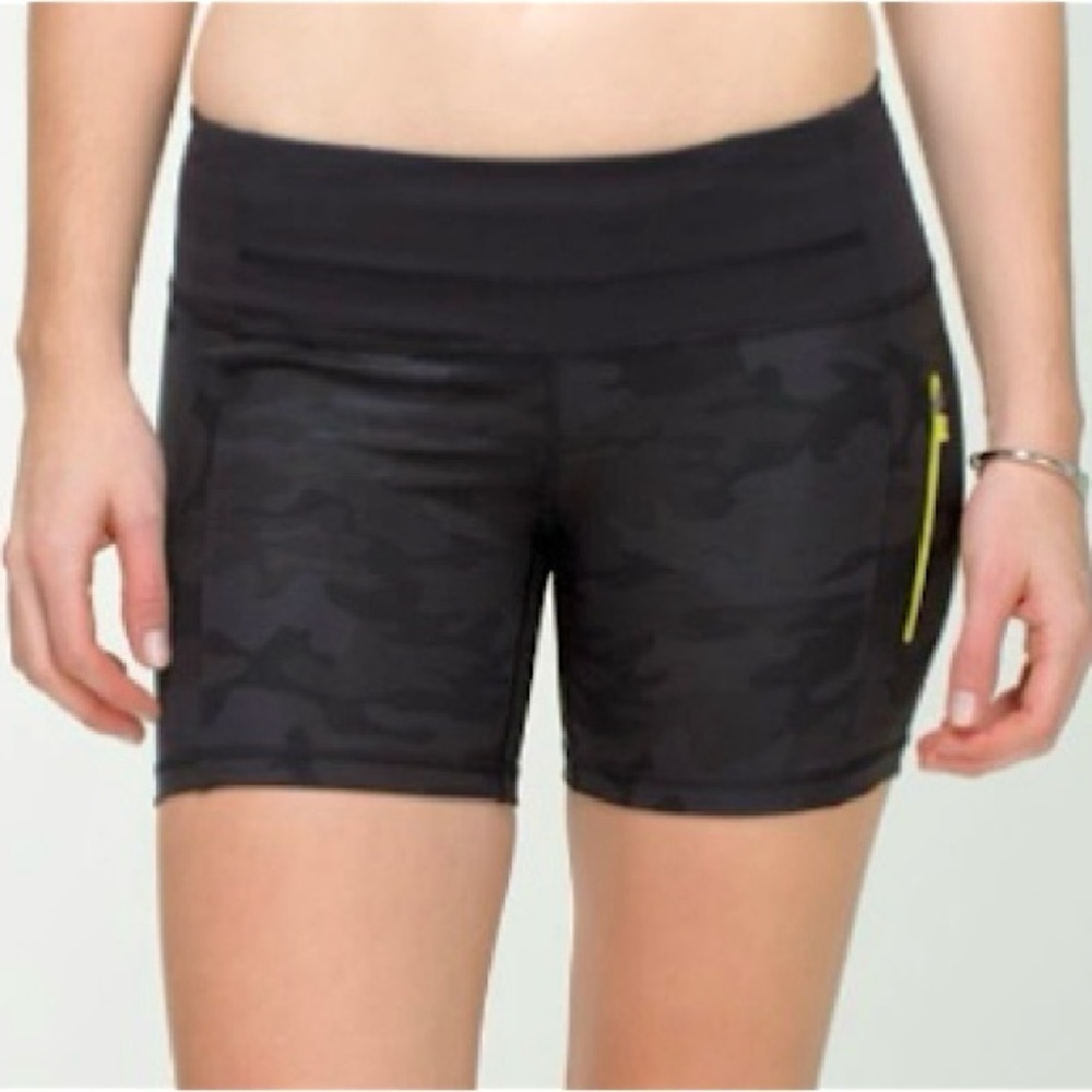 Lululemon Run Fast Track Shorts ll Biker Bike Shorts Size 4 Black Camo